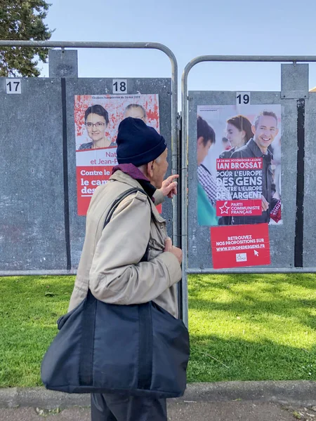 Dieppe, Frankrike-15 maj 2019: man tittar på bannern med kandidater för val till Europeiska unionen — Stockfoto