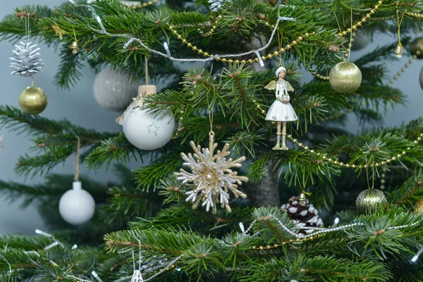 Золотий білий і суперечливі різдвяні іграшки висять на дереві — стокове фото