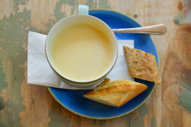 Eskipli bir masada beyaz kuşkonmaz çorbası