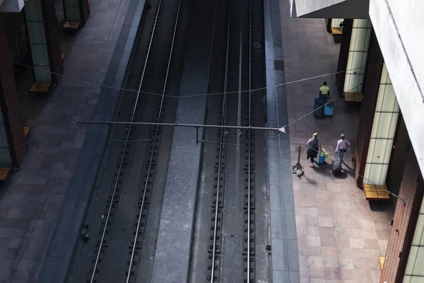 Reisende mit Koffern laufen um den Bahnhof von Antwerpen — Stockfoto