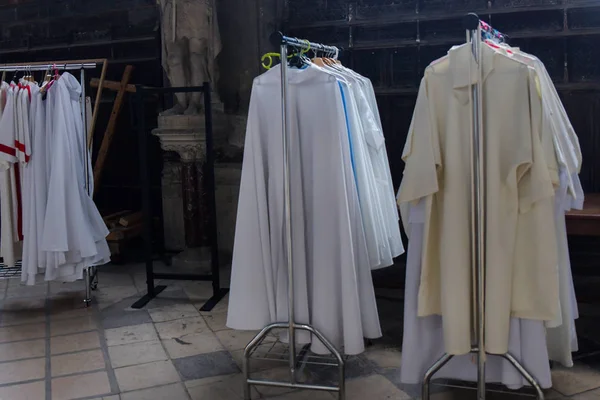 Chasubles av prästen i en katolsk kyrka — Stockfoto