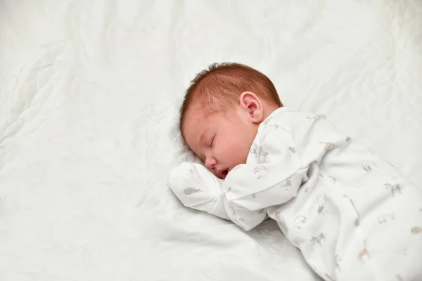 Bayi baru lahir tidur di hari pertama di rumah sakit bersalin — Stok Foto