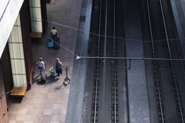 Bavullu gezginler Antwerp Tren İstasyonu'nda dolaşıyor