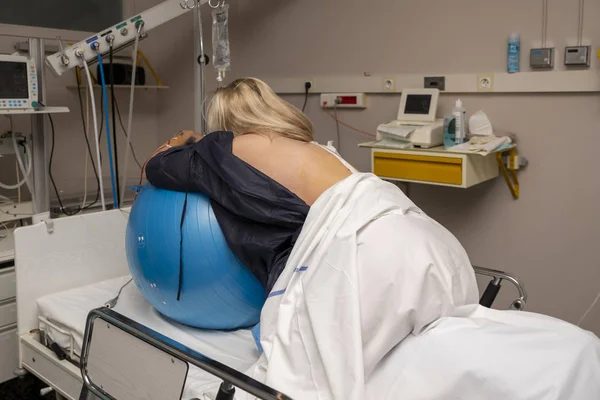 Woman during contractions on a fitness ball Parturition hospital — Stock Photo, Image