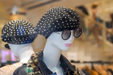 Bir dükkanda bere ve gözlük manken