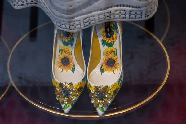 ヴェローナ、イタリア - 2019年8月15日:ヒマワリと貴重な結晶を持つ靴。イタリアのデザイナードルチェとガッバーナのファッションコレクション2019 — ストック写真