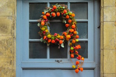 Physalis ve çilek ile sonbahar bitkileri Çelenk