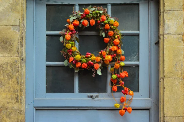 Венок осенних растений с физалисом и ягодами — стоковое фото