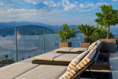 İtalya 'da Maggiore Gölü' ne bakan güneş pansiyonları