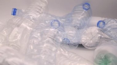 Boş sıkılmış plastik şişeleri at gitsin.