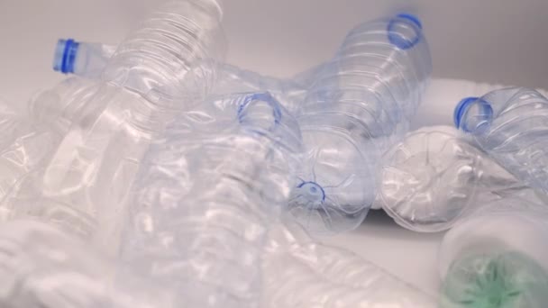 Tomma pressade plastflaskor slängs — Stockvideo