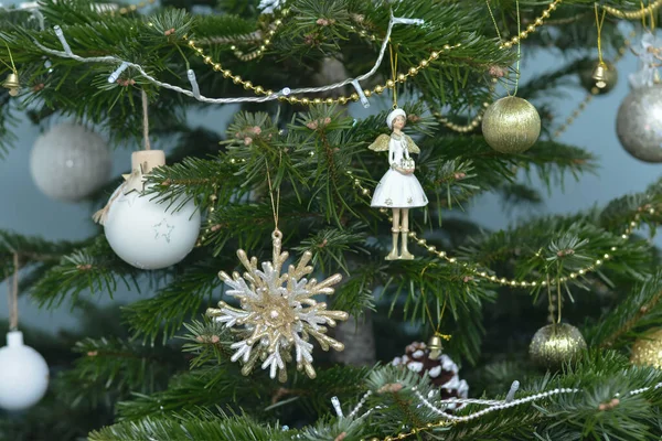 Аргентинські золоті білі та різдвяні іграшки висять на дереві — стокове фото