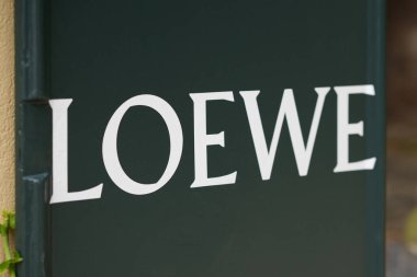 CERNOBBİO, İTALYA - 19 AĞUSTOS 2025: İtalya 'daki LOEWE mağazası cephesi