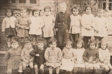 FRANCE - CIRCA 1946-1947: Anaokulundaki çocuklar, hatırlanmaya değer geçmişe dönük fotoğraflarda giyinmişler. Fransa 'da çekilen siyah beyaz fotoğraf