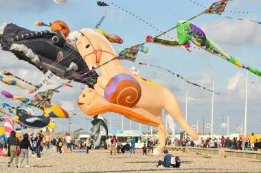 DİEPPE, FRANCE 10 Eylül 2022: Uçurtma Festivali. Uçurtma atı, gökyüzünde salyangoz Atlantik Okyanusu sahilinde