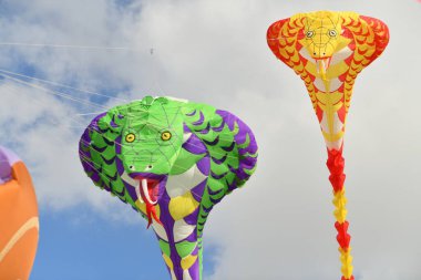 DİEPPE, FRANCE 10 Eylül 2022: Uçurtma Festivali. Atlantik Okyanusu sahillerinde gökyüzünde uçan kobra.