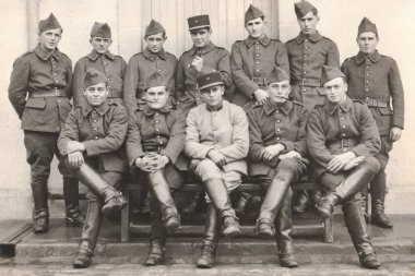 FRANCE - CIRCA 1930 'lar-1935' ler: Bir grup üniformalı Fransız askerinin siyah-beyaz Vintage fotoğrafı
