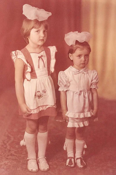 Sovyet zamanlarında yaylı iki kız kardeşin 1986 'da SSCB' deki bir stüdyoda fotoğraf çekimleri.