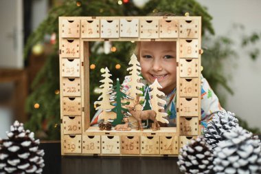 Kız ahşap takvimi açar