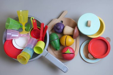 Renkli sebze oyuncakları ve çocuk kaseleri, tabaklar ve kaşık seti. Bebek sofra takımı.