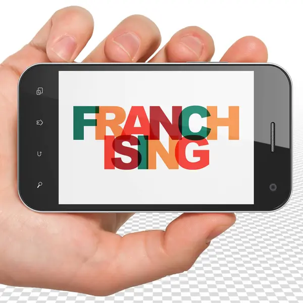 Finance koncept: Hand hålla Smartphone med Franchising på displayen — Stockfoto