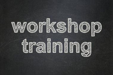 Eğitim kavramı: siyah kara tahta arka plan üzerinde metin atölye eğitim