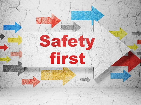 Bezpečnostní koncepce: Šipka s Safety First na pozadí zeď grunge — Stock fotografie