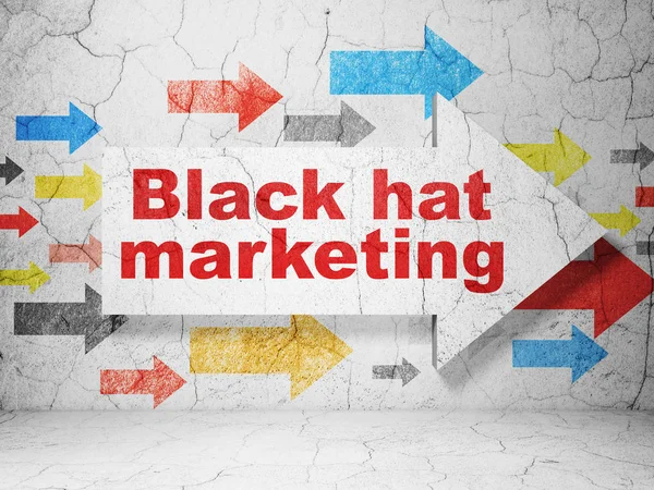 Conceito de negócio: seta com Black Hat Marketing no fundo da parede grunge — Fotografia de Stock