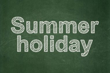 Seyahat kavramı: yaz tatili kara tahta arka plan üzerinde