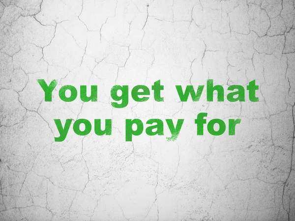 Concept de finance : Vous obtenez ce que vous payez sur fond de mur — Photo