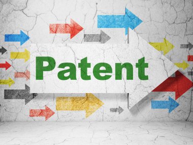 Hukuk kavramı: grunge duvar arka plan üzerinde Patent ile ok