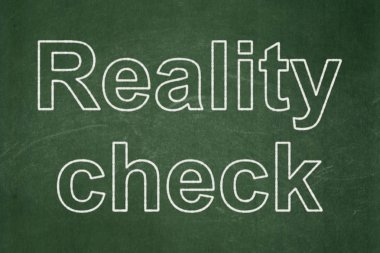 Ekonomi kavramı: Reality Check kara tahta arka plan üzerinde