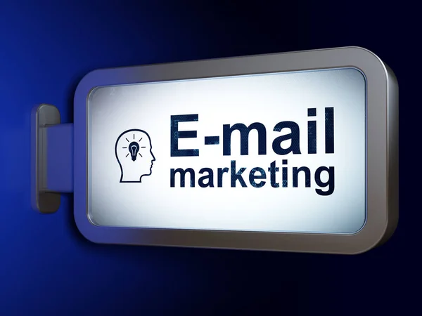 Concepto publicitario: Marketing por correo electrónico y Cabeza con bombilla en el fondo de la valla publicitaria —  Fotos de Stock