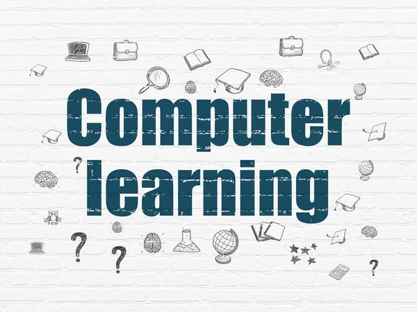 Концепция образования: компьютерное обучение на настенном фоне — стоковое фото
