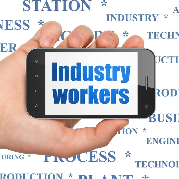 Concepto de fabricación: Smartphone de mano con trabajadores de la industria en exhibición —  Fotos de Stock