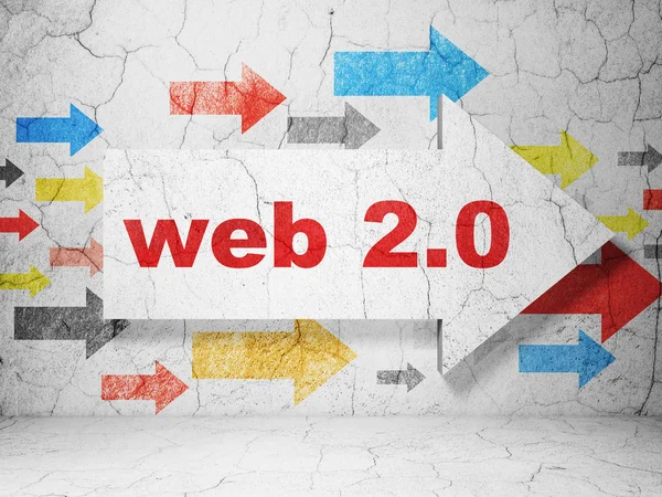 Web 开发概念: 箭头与 web2.0 在粗野的墙壁背景 — 图库照片