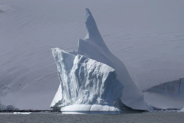 Айсберг Высокой Стрелкой Вершине Около Побережья Антарктики Облачный День — стоковое фото