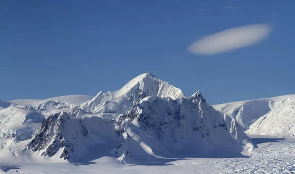 Mount Shackleton Chmury Nad Nim Błękitne Niebo Jasne Półwyspie Antarktycznym — Zdjęcie stockowe