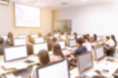 İş adamları ile masaüstü bilgisayar konferans salonu veya seminer salonunda arka plan bulanık.