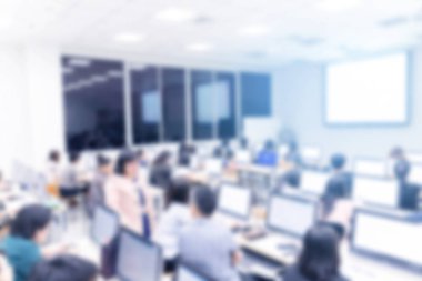 İş adamları ile masaüstü bilgisayar konferans salonu veya seminer salonunda arka plan bulanık.