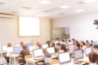 İş adamları ile masaüstü bilgisayar konferans salonu veya seminer salonunda arka plan bulanık.