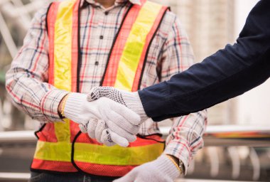 Mühendis ve işadamları ile inşaat yapı, başarılı takım site iş planı için işbirliği.