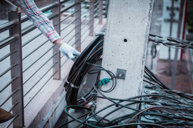 El elektrikçi elektrik tesisatı ve teller relectric kutup açık testleri.