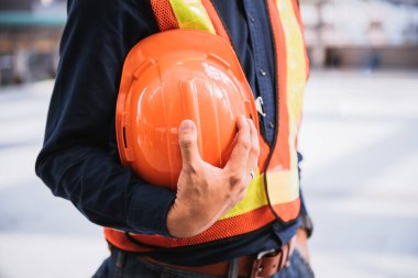 bina ve İnşaat Sanayi kavram Mühendislik İnşaat, işçi güvenliği için turuncu kask tutan mühendisi.