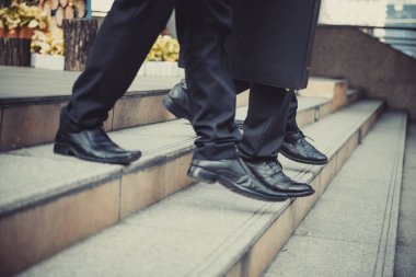 defocused ya da mevsimlik merdivenleri şehir geçmişi olan işadamı, işadamları gitmek için başarı kavramı, vintage tarzı.