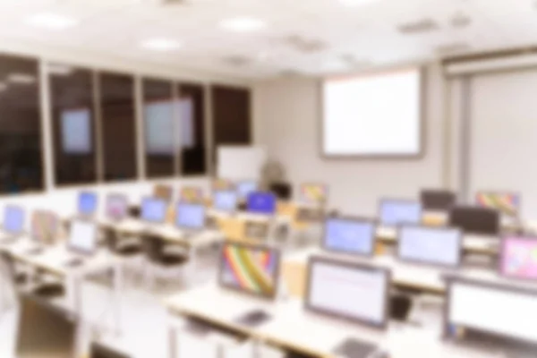Verschwommener Hintergrund Von Konferenzsaal Oder Seminarraum Mit Desktop Computer — Stockfoto