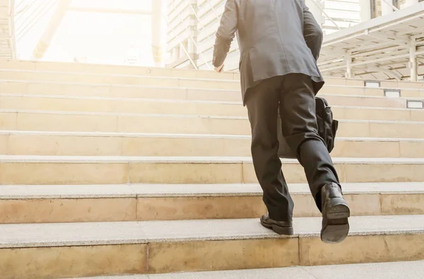 Guapo Hombre Negocios Caminando Corriendo Las Escaleras Aire Libre — Foto de Stock