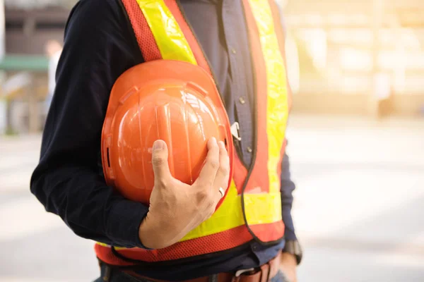 Ingeniero Sosteniendo Casco Naranja Para Seguridad Los Trabajadores Los Edificios — Foto de Stock