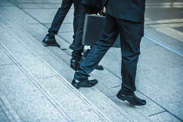 Desfocado Azulado Empresário Andando Pelas Escadas Com Fundo Cidade Empresários — Fotografia de Stock