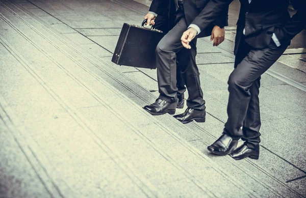 Desenfocado Desenfocado Empresario Caminando Por Las Escaleras Con Fondo Ciudad — Foto de Stock